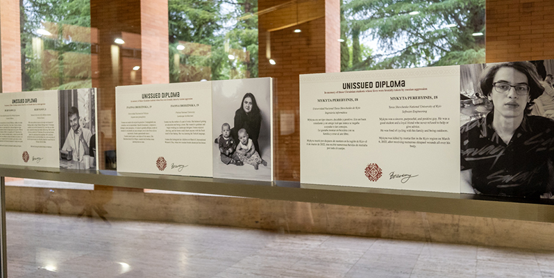 Dieciocho fotografías de universitarios de Ucrania protagonizan la exposición “Unissiued diplomas” en el vestíbulo del Edificio de Estudiantes UCM
